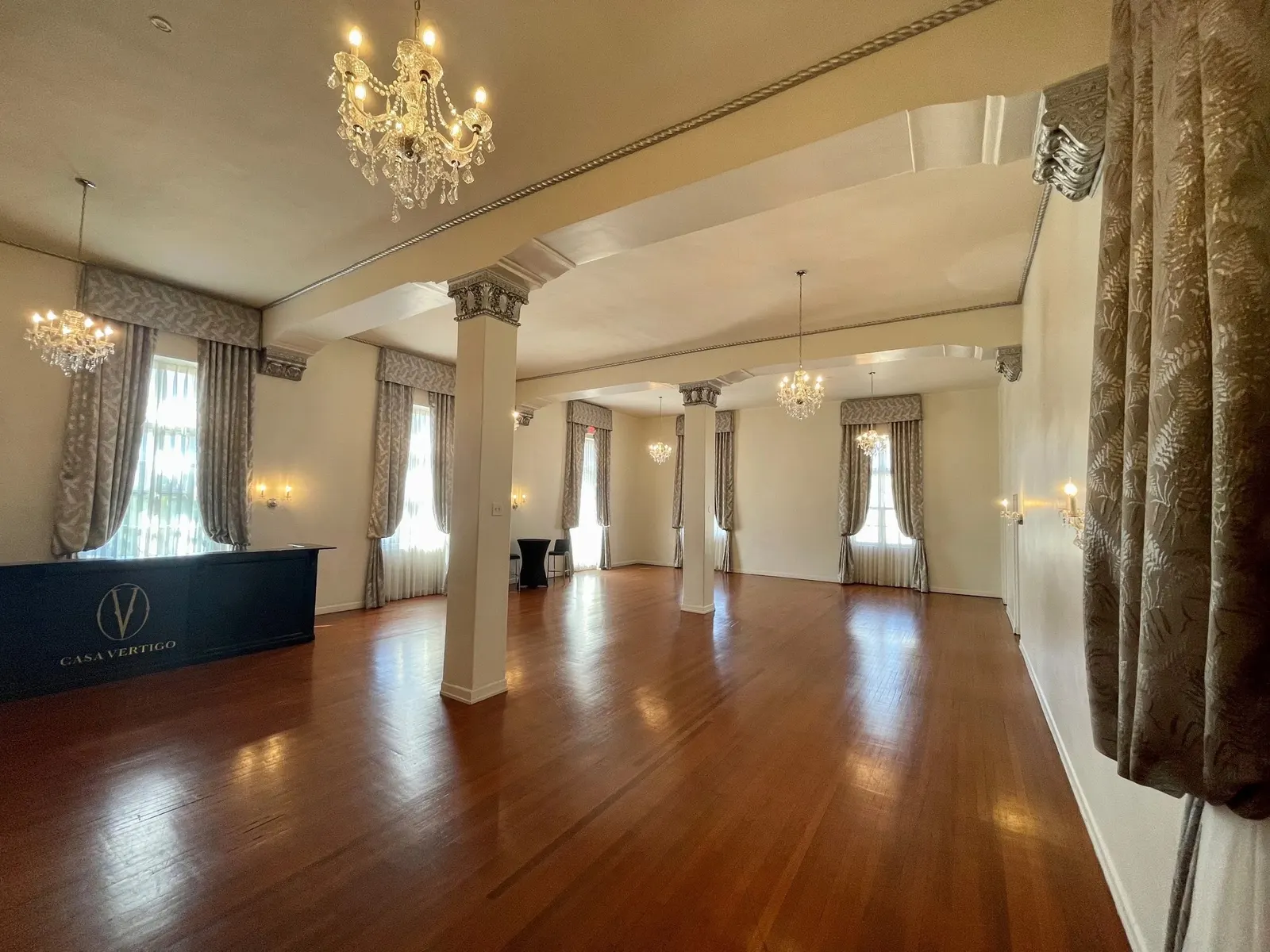 Hollywood Lounge, wide