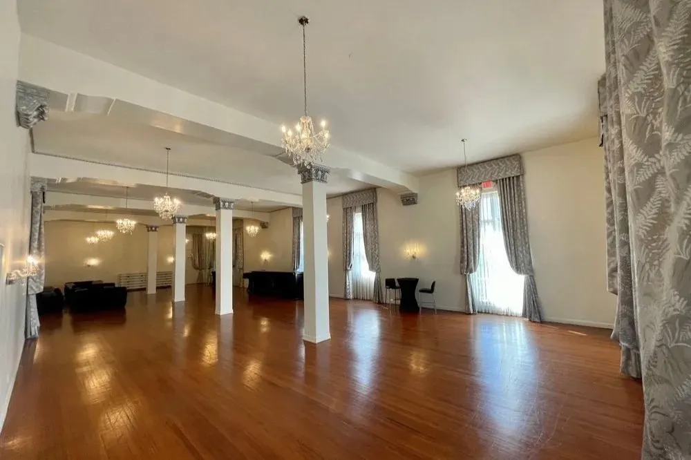 Hollywood Lounge, columns and drapes