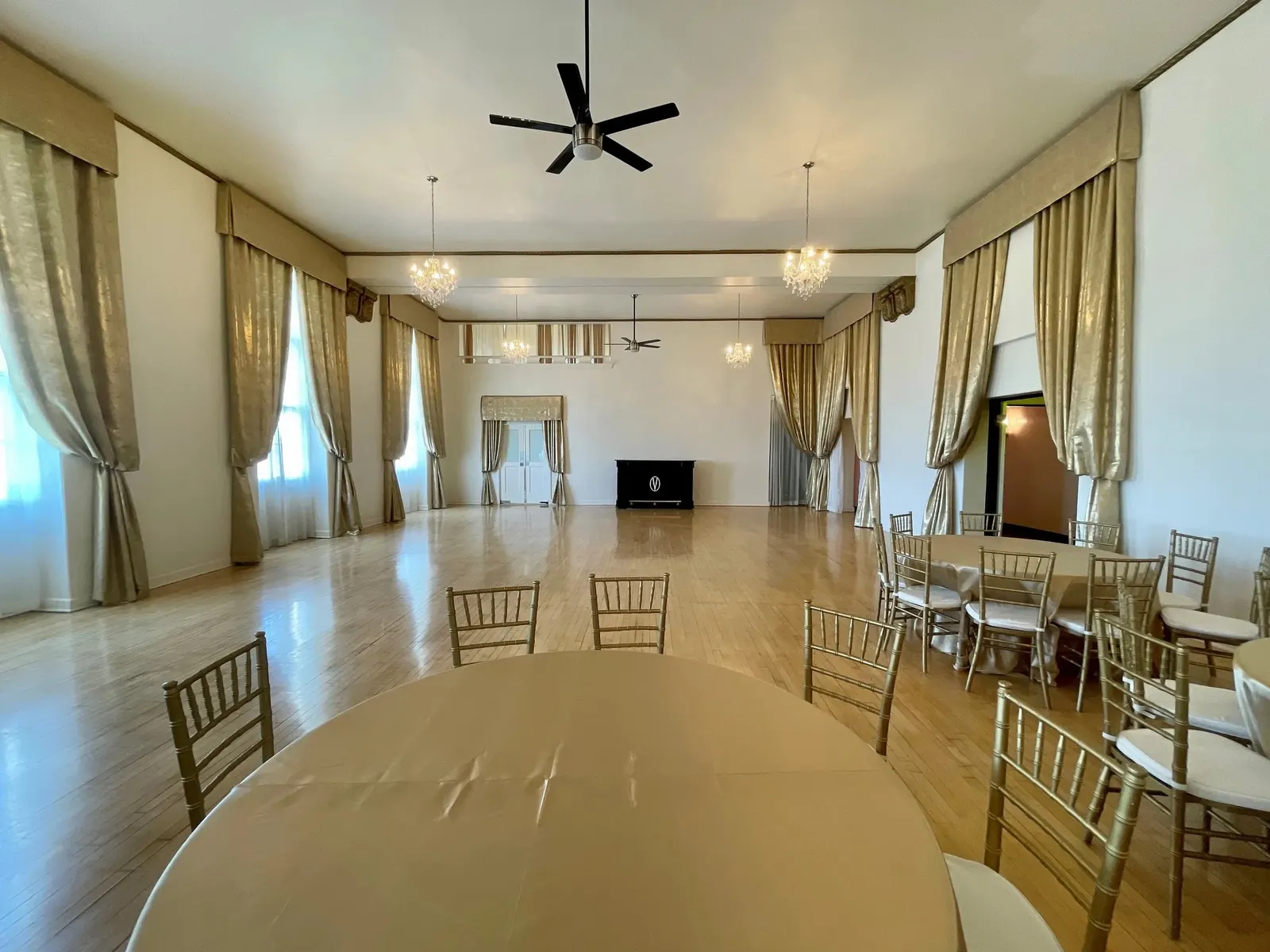 Sunset Room, round table